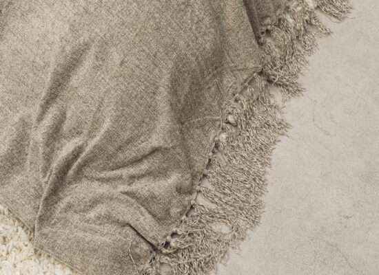 Podłoga z mikrocementu z dywanem i kocem