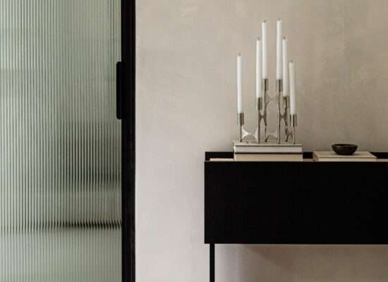 Ściana z mikrocementu z drzwiami przesuwnymi