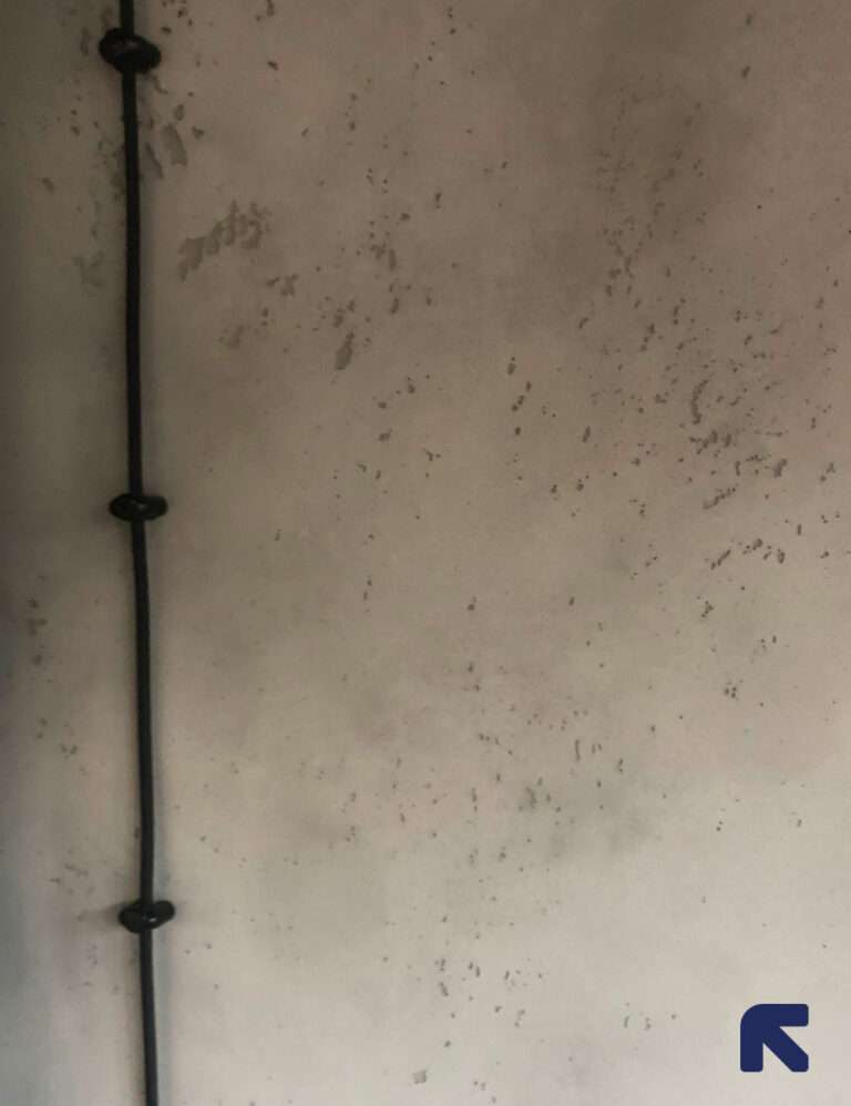 Ściana z betonu architektonicznego z natynkowo poprowadzonym kablem