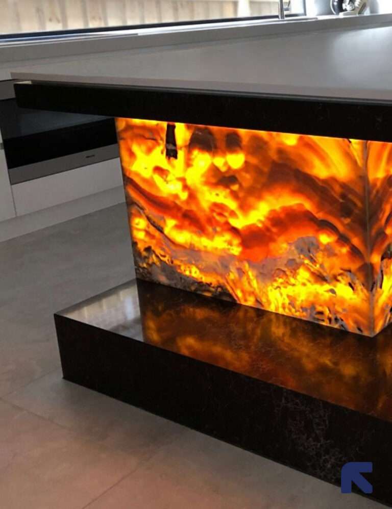 Fornir kamienny użyty do wykończenia boków stołu w kuchni.